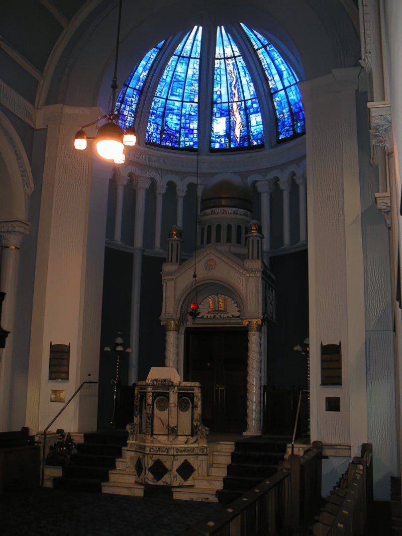 Interior of Queens Park Syanagogue, The ark and the half dome